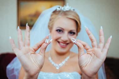 güzel beyaz gelin düğün töreni için hazırlanıyor