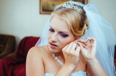 güzel beyaz gelin düğün töreni için hazırlanıyor