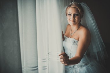 büyük pencere bekleyen yanında duran güzel genç gelin