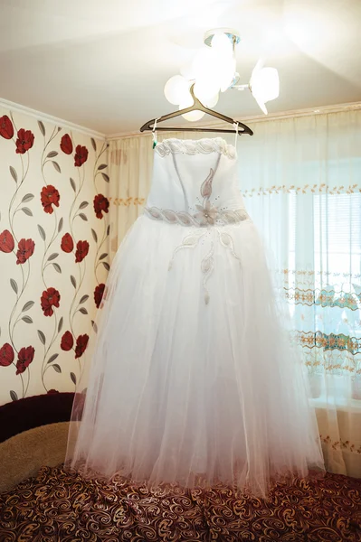 Vestido de noiva de casamento em um cabide personalizado — Fotografia de Stock