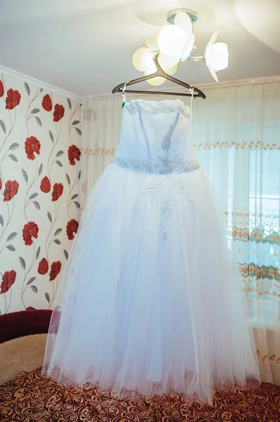 Vestido de noiva de casamento em um cabide personalizado — Fotografia de Stock