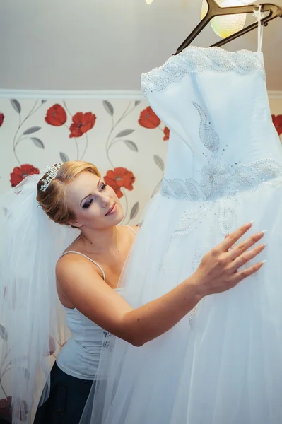 Bella sposa caucasica si prepara per la cerimonia nuziale — Foto Stock