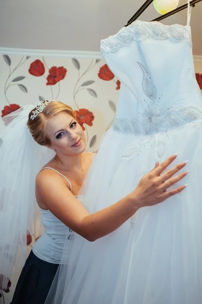 Bella sposa caucasica si prepara per la cerimonia nuziale — Foto Stock