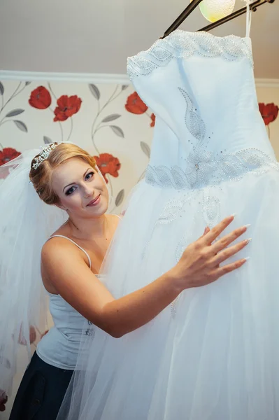 Mooie Kaukasische bruid zich klaar voor de ceremonie van het huwelijk — Stockfoto