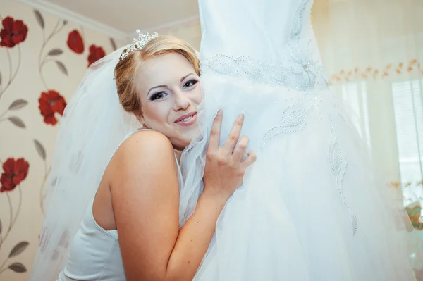 Bela noiva caucasiana se preparando para a cerimônia de casamento — Fotografia de Stock