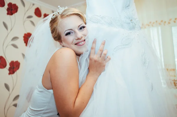 Красива біла наречена готується до весільної церемонії — стокове фото