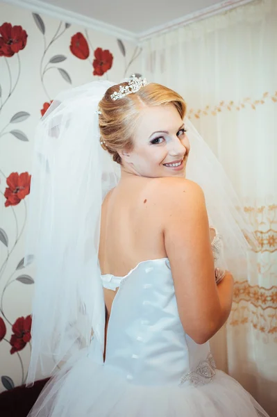 Mooie Kaukasische bruid zich klaar voor de ceremonie van het huwelijk — Stockfoto