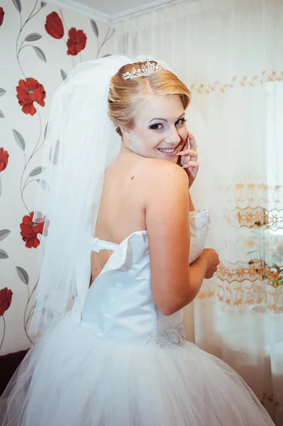 Beautiful caucasian bride getting ready for the wedding ceremony — Stock Photo, Image