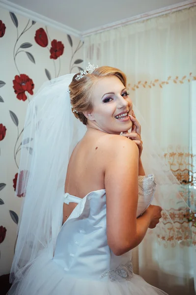 Bella sposa caucasica si prepara per la cerimonia nuziale — Foto Stock