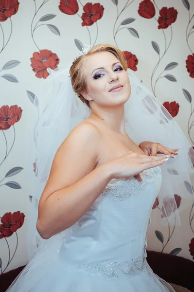 Beautiful caucasian bride getting ready for the wedding ceremony — Stock Photo, Image