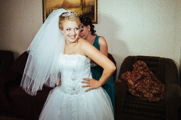 Прекрасная кавказская невеста готовится к свадьбе — стоковое фото