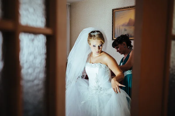 Bela noiva caucasiana se preparando para a cerimônia de casamento — Fotografia de Stock