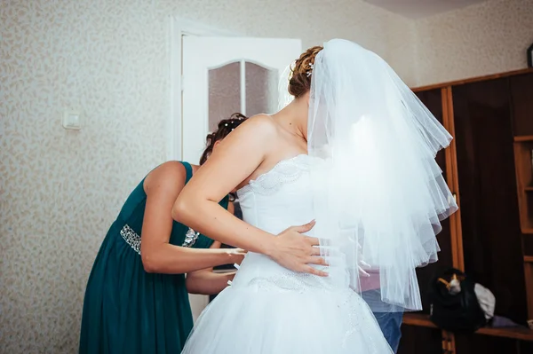 Mooie Kaukasische bruid zich klaar voor de ceremonie van het huwelijk — Stockfoto