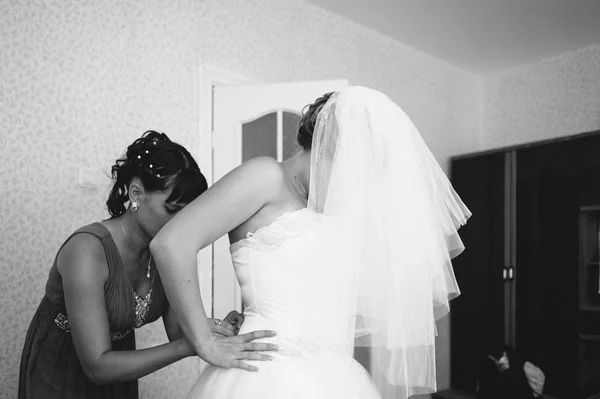 Mooie Kaukasische bruid zich klaar voor de ceremonie van het huwelijk — Stockfoto