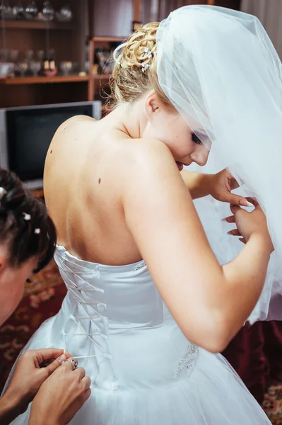 Güzel beyaz gelin düğün töreni için hazırlanıyor — Stok fotoğraf