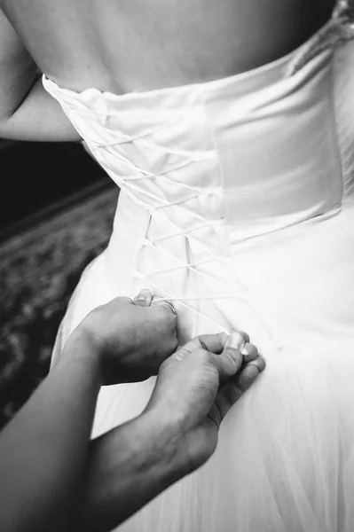 아름 다운 백인 신부는 결혼식을 위한 준비 — 스톡 사진