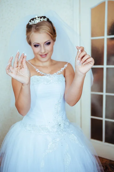 Hermosa novia caucásica preparándose para la ceremonia de boda —  Fotos de Stock