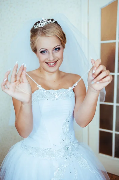 Hermosa novia caucásica preparándose para la ceremonia de boda —  Fotos de Stock