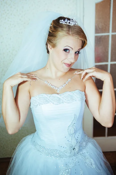 Beautiful caucasian bride getting ready for the wedding ceremony — Stock Photo, Image