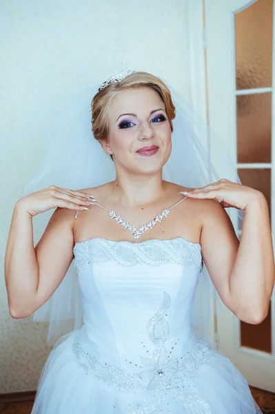Bela noiva caucasiana se preparando para a cerimônia de casamento — Fotografia de Stock