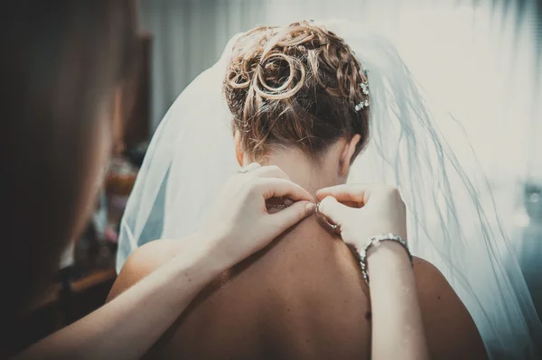 Kaukázusi a gyönyörű menyasszony készül az esküvőt — Stock Fotó