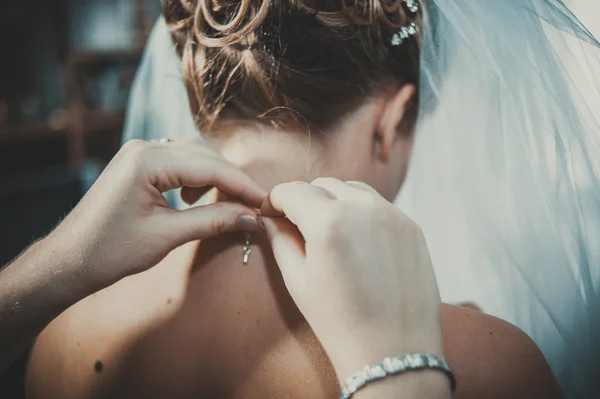 Bela noiva caucasiana se preparando para a cerimônia de casamento — Fotografia de Stock