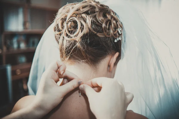 Hermosa novia caucásica preparándose para la ceremonia de boda — Foto de Stock