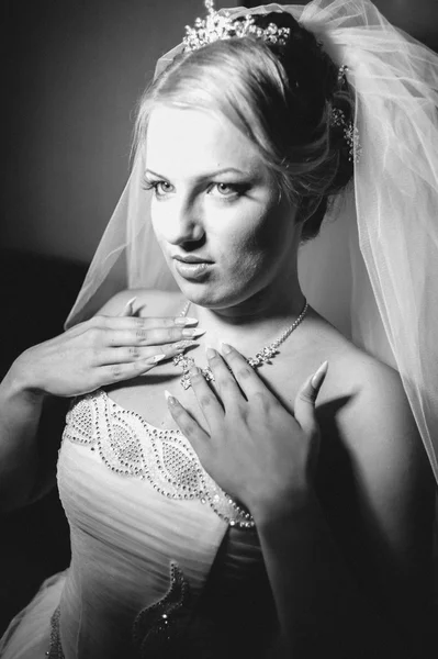 Hermosa novia caucásica preparándose para la ceremonia de boda — Foto de Stock