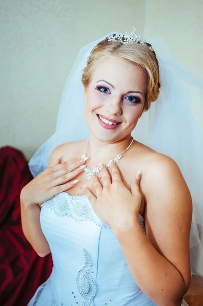 Beautiful caucasian bride getting ready for the wedding ceremony — Stock Photo, Image