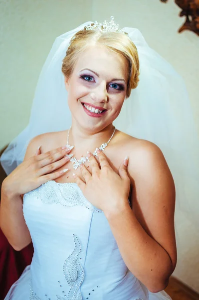 Bela noiva caucasiana se preparando para a cerimônia de casamento — Fotografia de Stock