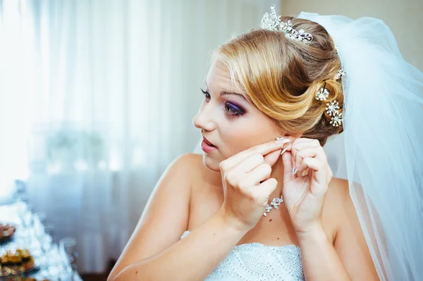 Hermosa novia caucásica preparándose para la ceremonia de boda —  Fotos de Stock