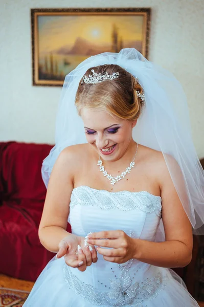 Bella sposa caucasica si prepara per la cerimonia nuziale — Foto Stock