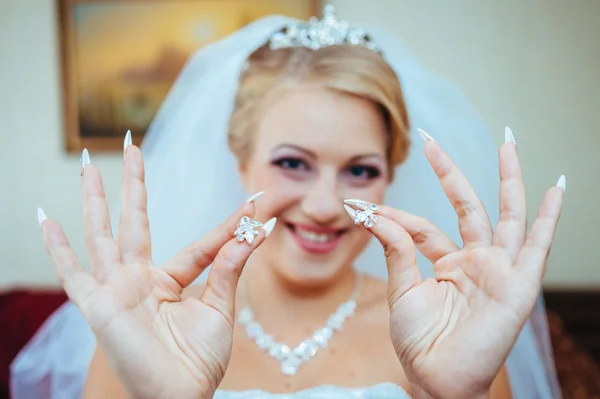 Schöne kaukasische Braut macht sich bereit für die Hochzeitszeremonie — Stockfoto
