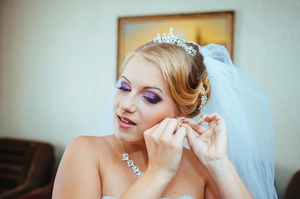 Beautiful caucasian bride getting ready for the wedding ceremony — Stock Photo, Image