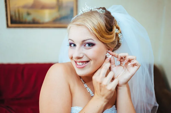 Belle mariée caucasienne se préparer pour la cérémonie de mariage — Photo