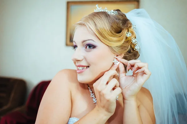 Hermosa novia caucásica preparándose para la ceremonia de boda —  Fotos de Stock