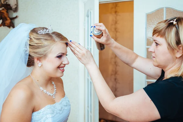 Bela noiva caucasiana se preparando para a cerimônia de casamento — Fotografia de Stock