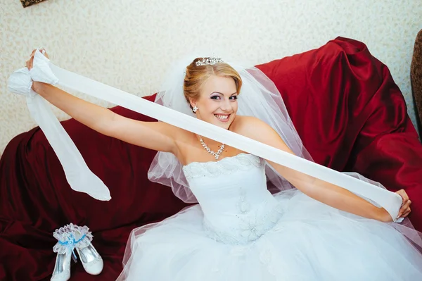 Beautiful caucasian bride getting ready for the wedding ceremony — Stock Photo, Image