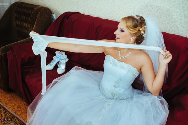 Krásná kavkazské nevěsta se připravovat na svatební obřad — Stock fotografie