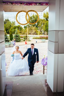 Düğün töreni. Kayıt ofisi. Bir yeni evli çift evlilik belgesi imzalar. Genç çift düğün belgelerin imzalanması