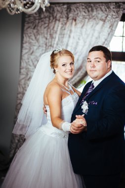 Güzel gelin ve damat dansı üzerinde onların düğün kutlama lüks bir restoranda düğün