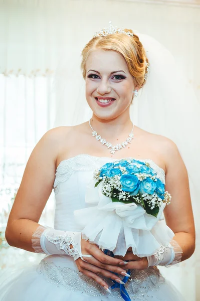 Handsome groom first time meets his bride at her house on a wedding day — Stock Photo, Image