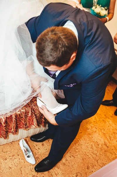 Schöner Bräutigam trifft seine Braut zum ersten Mal an einem Hochzeitstag in ihrem Haus — Stockfoto