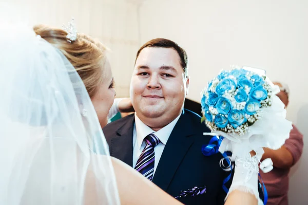 Bonito noivo primeira vez encontra sua noiva em sua casa em um dia de casamento — Fotografia de Stock