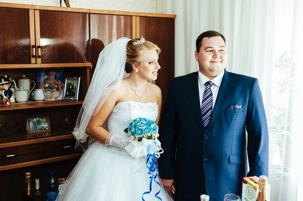 Knappe bruidegom eerst voldoet aan van zijn bruid bij haar huis op een trouwdag — Stockfoto