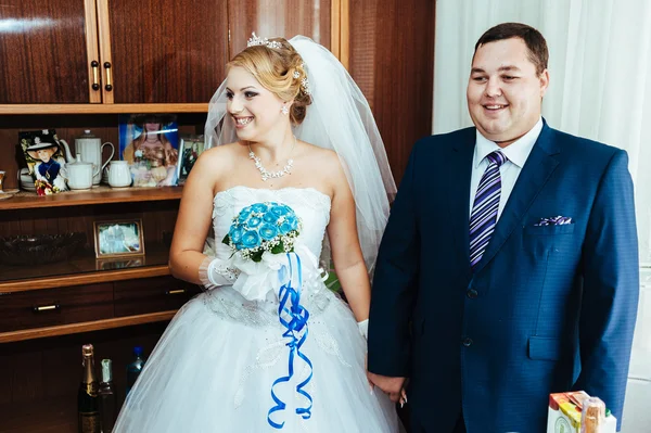 Schöner Bräutigam trifft seine Braut zum ersten Mal an einem Hochzeitstag in ihrem Haus — Stockfoto