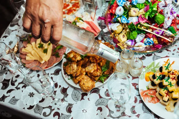 Mesa con comida y bebida. banquete de boda tradicional . —  Fotos de Stock