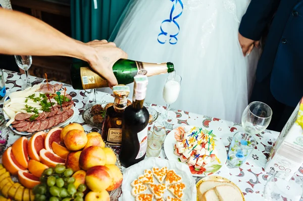 Tabulka s jídlem a pitím. tradiční Svatební hostina. — Stock fotografie