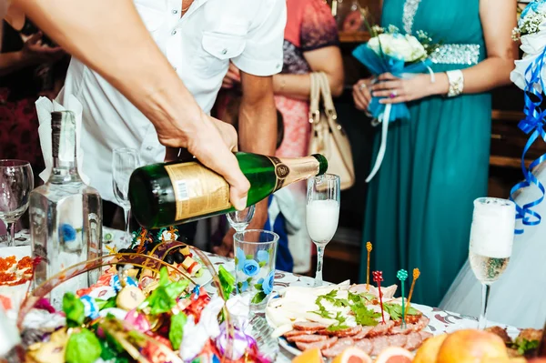 食べ物や飲み物とテーブル。伝統的な結婚式の宴会. — ストック写真