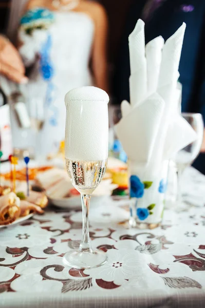 Meja dengan makanan dan minuman. perjamuan pernikahan tradisional . — Stok Foto